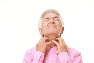 Boynunu kaşıma üst düzey Japon adam