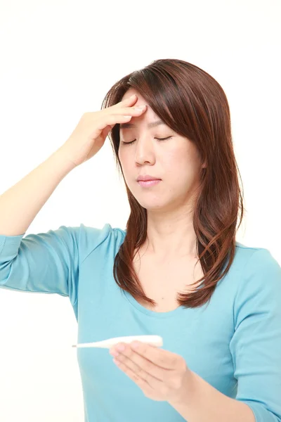 Mujer japonesa de mediana edad con fiebre — Foto de Stock