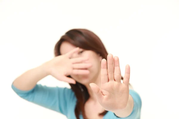 Mulher japonesa de meia idade fazendo parar gesto — Fotografia de Stock