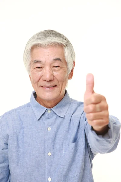 Старший японский мужчина с большим пальцем вверх жест — стоковое фото