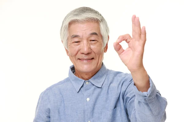 Старший японский мужчина показывает идеальный знак — стоковое фото
