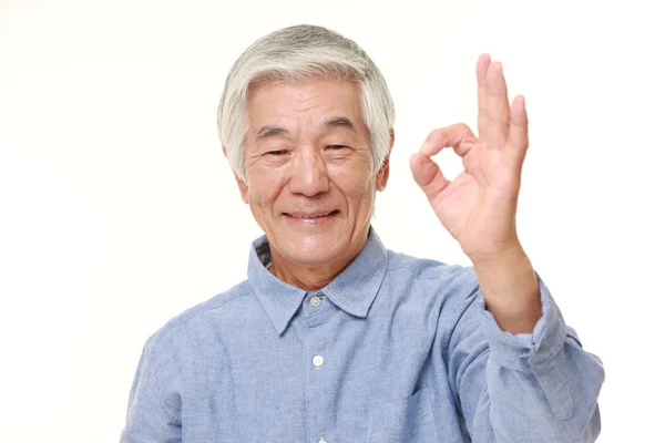 Sênior japonês homem mostrando perfeito sinal — Fotografia de Stock