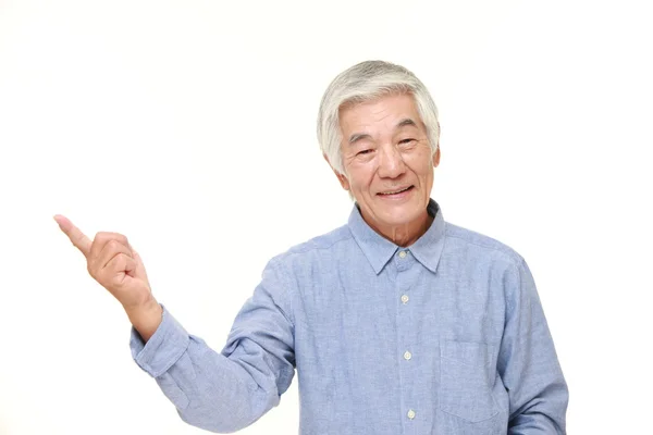 Sênior japonês homem apresentando e mostrando algo — Fotografia de Stock