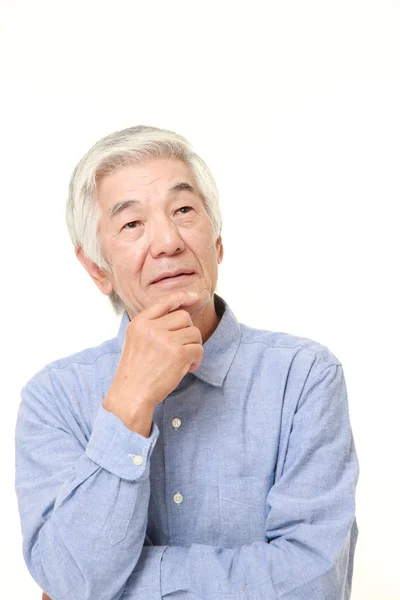 Sênior japonês homem pensa sobre algo — Fotografia de Stock
