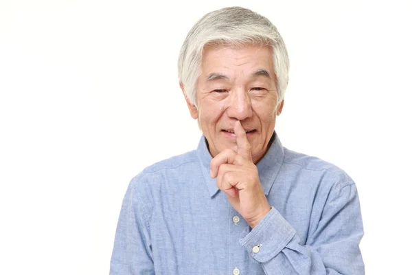 Высокопоставленный японский мужчина с жестом молчания — стоковое фото