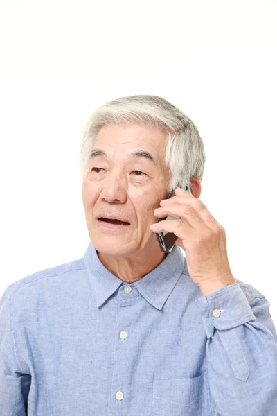 Senior man met een slimme telefoon — Stockfoto