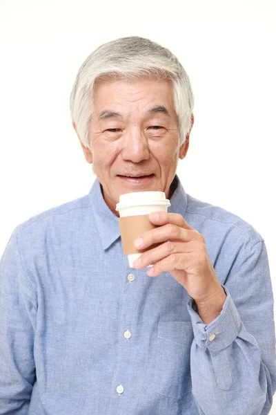 Sênior japonês homem faz um coffee break — Fotografia de Stock