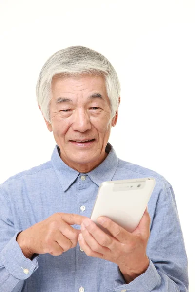 Senior giapponese uomo utilizzando tablet computer — Foto Stock