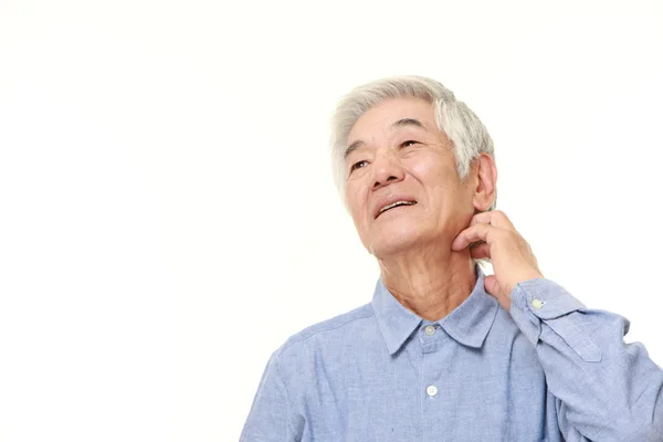 Sênior japonês homem coçar seu pescoço — Fotografia de Stock