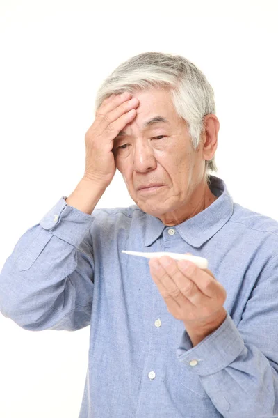 Senior japonés hombre con fiebre —  Fotos de Stock