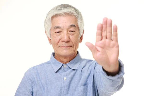停止ジェスチャーを作る日本の年配の男性 — ストック写真