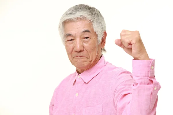 Starszy człowiek japoński w pozie zwycięstwo — Zdjęcie stockowe