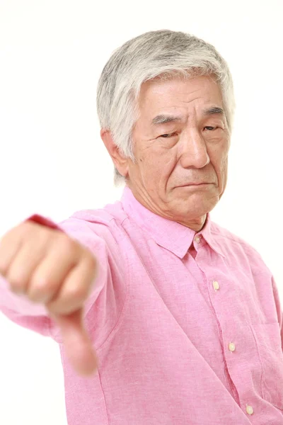 Senior giapponese uomo con pollici giù gesto — Foto Stock