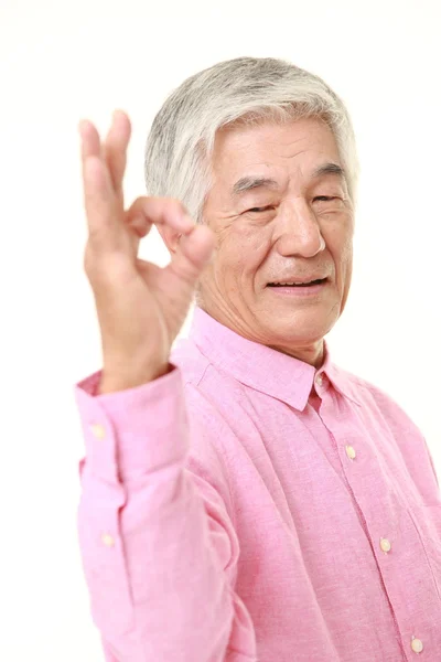 Sênior japonês homem mostrando perfeito sinal — Fotografia de Stock