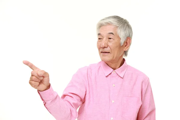 Sênior japonês homem apresentando e mostrando algo — Fotografia de Stock