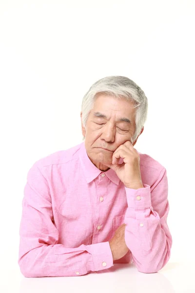 Старший японский мужчина спит на столе — стоковое фото