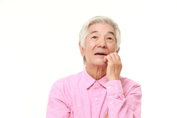 Старший Японська людина думає про те — стокове фото
