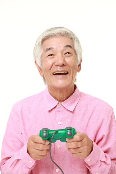 Senior Japaner genießen ein Videospiel — Stockfoto