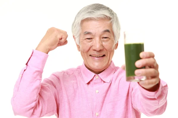 Senior japonés hombre con verde vegetal jugo — Foto de Stock