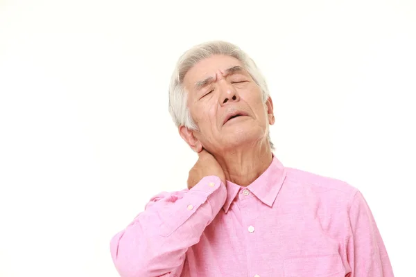 Mayor japonés hombre sufre de dolor de cuello — Foto de Stock