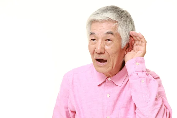 日本老人用手仔细的倾听的耳朵后面 — 图库照片
