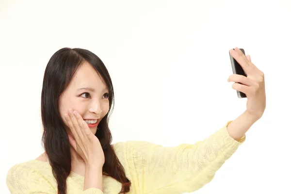 Japonais femme prend un selfie — Photo