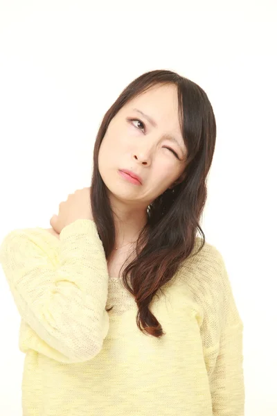 Mladá japonská žena trpí bolest krku — Stock fotografie