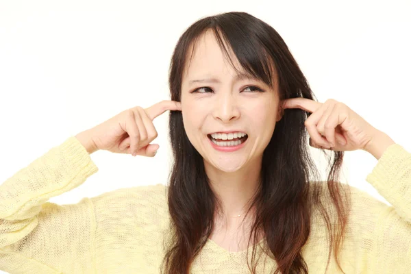 Mladá japonská žena trpí hlukem — Stock fotografie