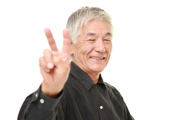 Senior japonés hombre mostrando un signo de victoria — Foto de Stock