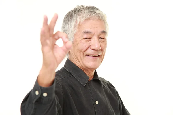 Senior Japaner zeigt perfektes Zeichen — Stockfoto