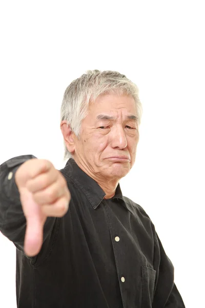 Старший японский мужчина с опущенными пальцами — стоковое фото
