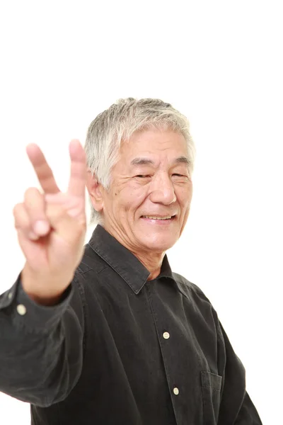 Senior japonés hombre mostrando un signo de victoria —  Fotos de Stock