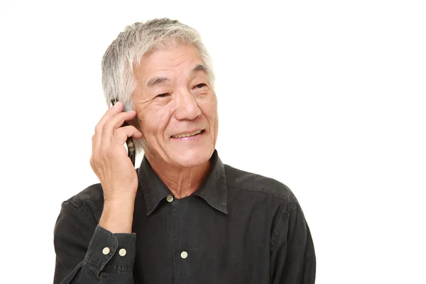 Hombre mayor con un teléfono inteligente —  Fotos de Stock