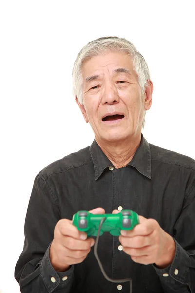 Старший Японська людина втрачає гра відео гра — стокове фото