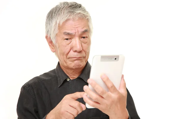 Starší japonský muž pomocí tabletového počítače zmateně — Stock fotografie