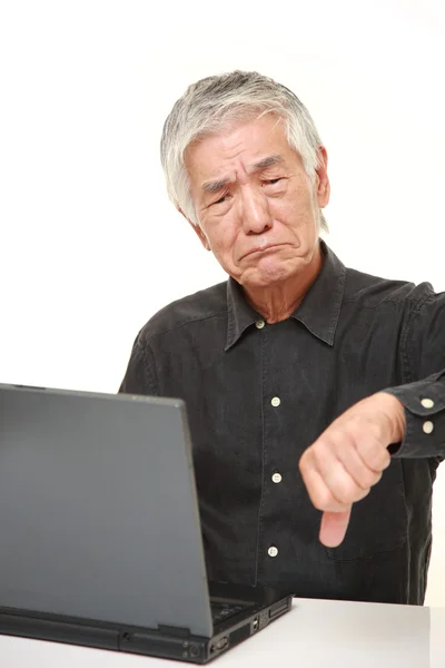 Magas rangú japán ember használ számítógép néz zavarodva — Stock Fotó