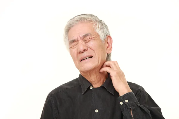 Sênior japonês homem coçar seu pescoço — Fotografia de Stock