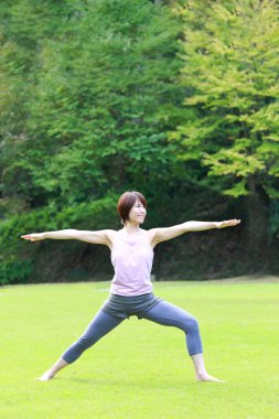 Yoga savaşçı yapıyor dışında Japon kadın II poz