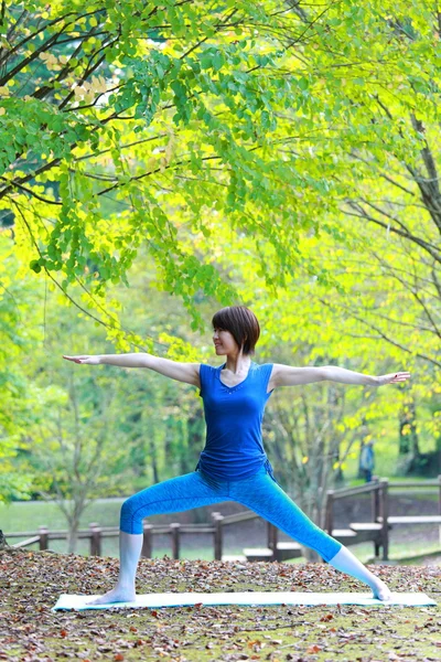 Yoga savaşçı yapıyor dışında Japon kadın II poz — Stok fotoğraf