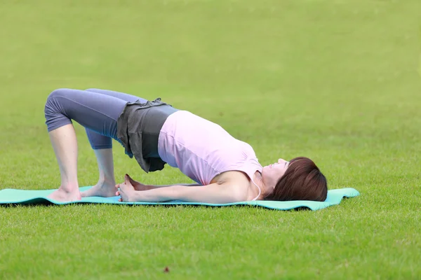 Yoga köprü poz yaparken dışında Japon kadın — Stok fotoğraf