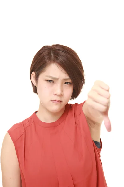 日本年轻女性用大拇指朝下的手势 — 图库照片