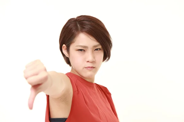 日本年轻女性用大拇指朝下的手势 — 图库照片