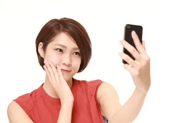 Japanese woman takes a selfie — Stock Photo, Image