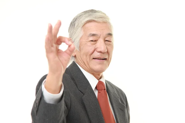 Senior japanischer Geschäftsmann zeigt perfektes Zeichen — Stockfoto