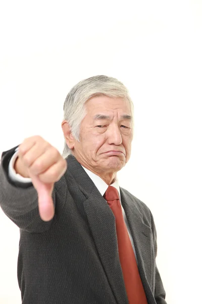Senior japonés hombre de negocios con los pulgares hacia abajo gesto —  Fotos de Stock