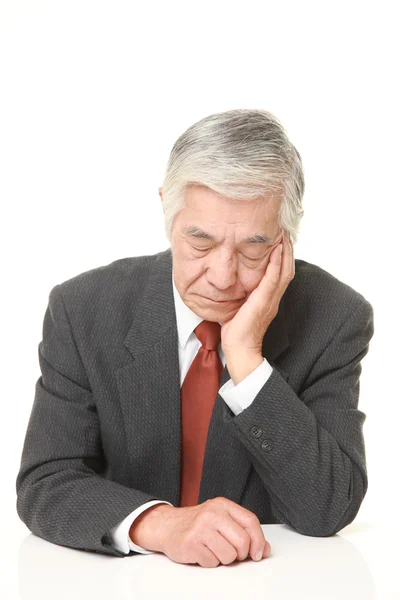 Senior japonés hombre de negocios durmiendo en la mesa —  Fotos de Stock