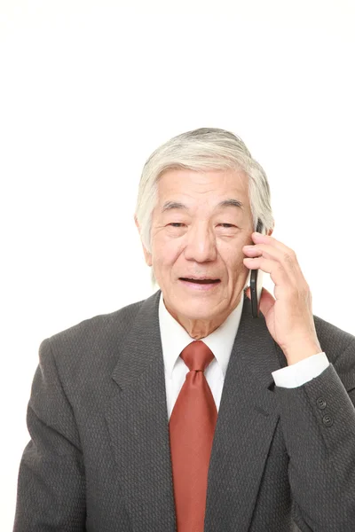 Senior obchodník s chytrý telefon — Stock fotografie