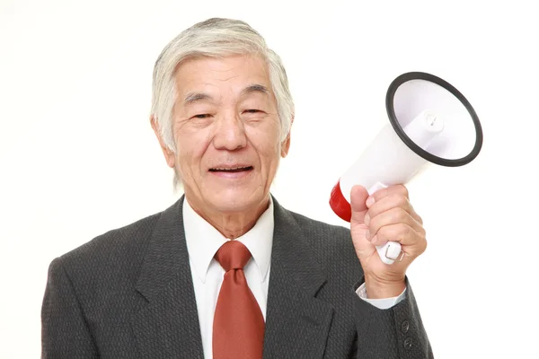 Senior japonés hombre de negocios con megáfono — Foto de Stock