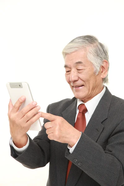 Senior japonés hombre de negocios utilizando tableta ordenador —  Fotos de Stock