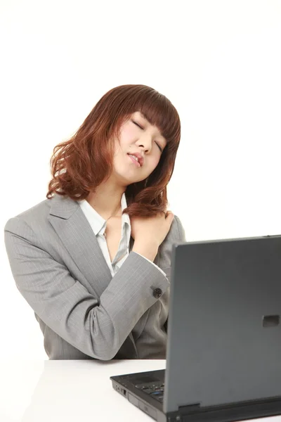 Японская бизнесвумен страдает от боли в шее — стоковое фото